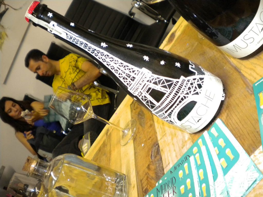 Exposición de cervezas pintadas durante la Beer Week de 2015. Torre Eiffel para Mustache.