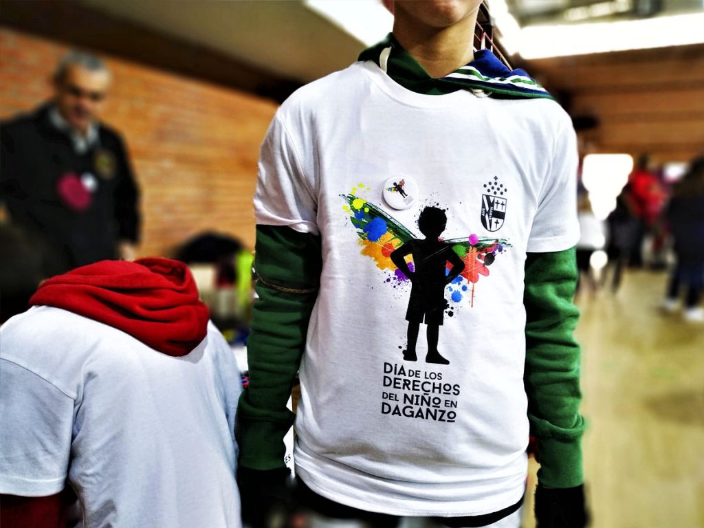 Joven con camiseta del Día del niño, con logotipo de Danieru San