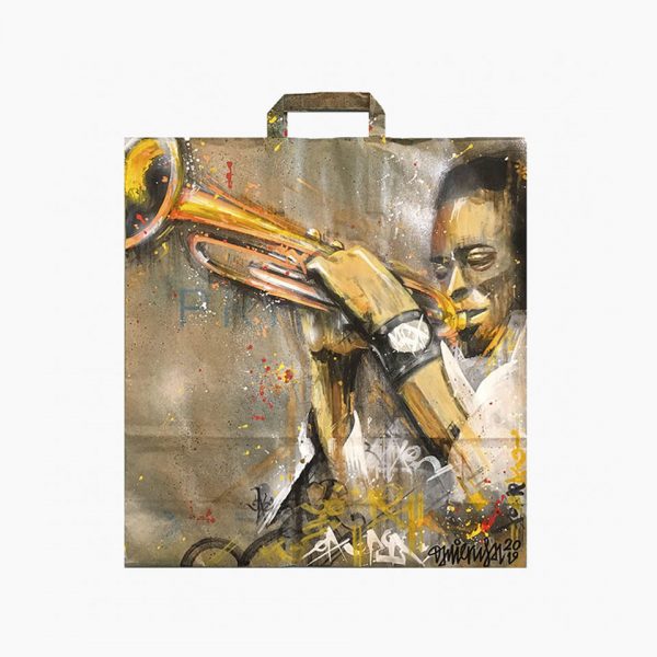 Miles Davis en gran formato pintado sobre bolsa reciclada con marco decapado blanco. Obra original de Danieru San. Miles el gran trompetista.